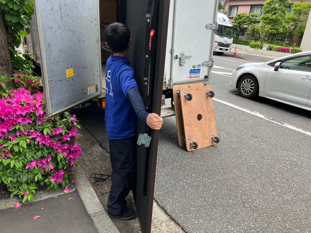 「いすやテーブル、雑貨類などの不用品回収」作業事例写真
