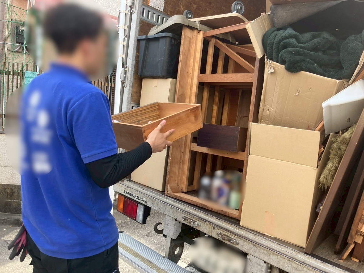 「手つかずのままお父様のお部屋に保管されていた遺品を整理しました」作業事例写真
