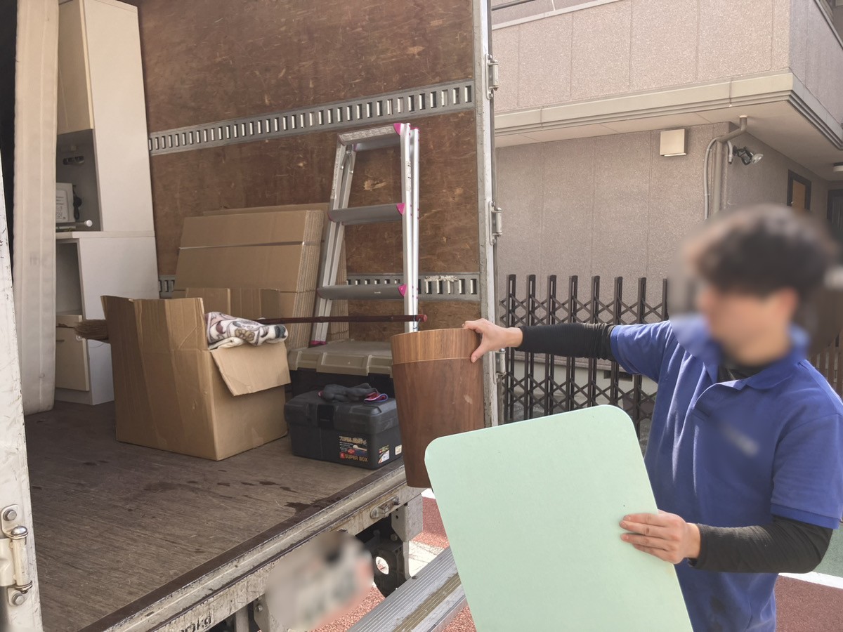 「買い替えで不要になったテーブルやテレビ、ゴミ箱などを回収しました」作業事例写真
