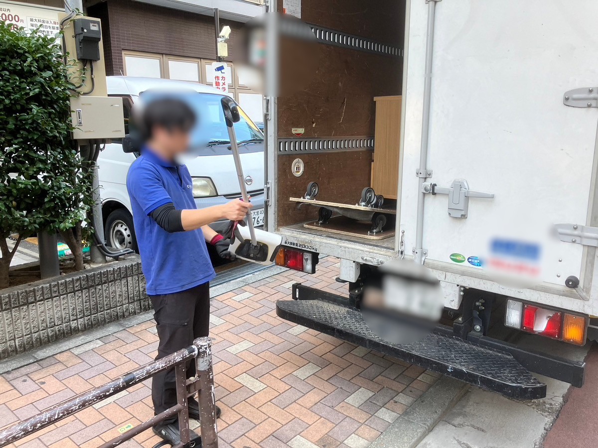 「引越し先へ持ち込まないサーフボードなどを回収しました」作業事例写真